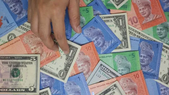 Ringgit menguat ketika dolar AS mula goyah