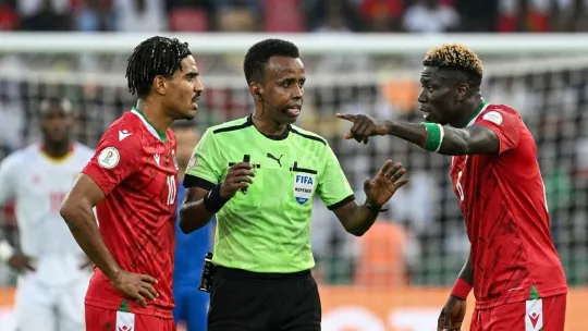Pengadil Afrika disekat di pintu Amerika