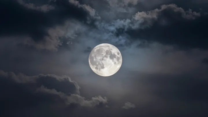 Why the Moon Stays White When the Sun Turns Red