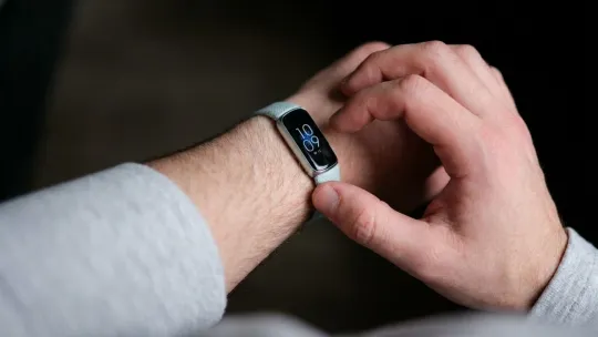 Why a Simpler Fitbit Air Beat My Pixel Watch