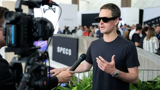 Snap’s Costly AR Glasses Jolt Its Stock
