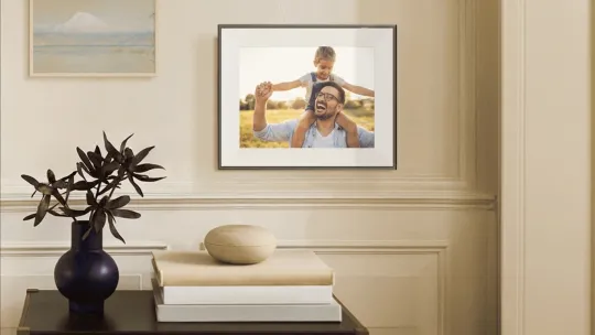Aura turns the digital frame almost invisible