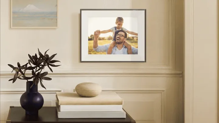 Aura turns the digital frame almost invisible