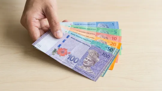 Ringgit melemah lawan dolar, mengukuh lawan lain