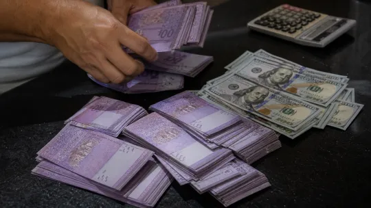 Ringgit menguat di buka, dolar AS melemah
