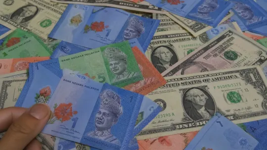 Ringgit dibuka tinggi, dolar AS hilang momentum