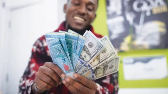Ringgit mengintai paras psikologi RM4 sedolar