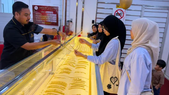 Harga emas jatuh, kedai emas diserbu