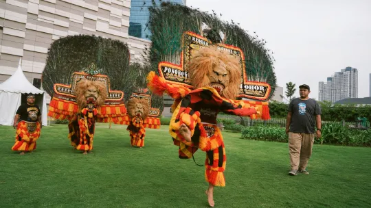 Singa Barong dan disiplin enam bulan gigi besi