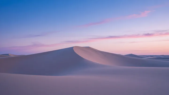 The slow wave of a migrating dune