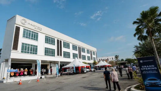 PROTON e.MAS segar semula enam pusat pengedar