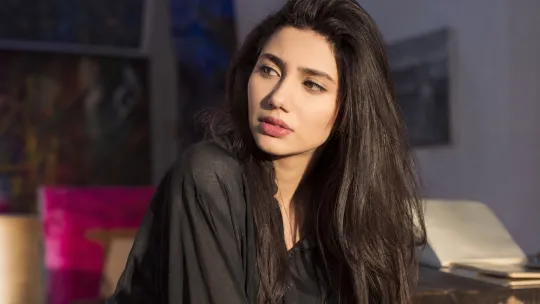 Air mata Mahira Khan selepas foto merokok tular