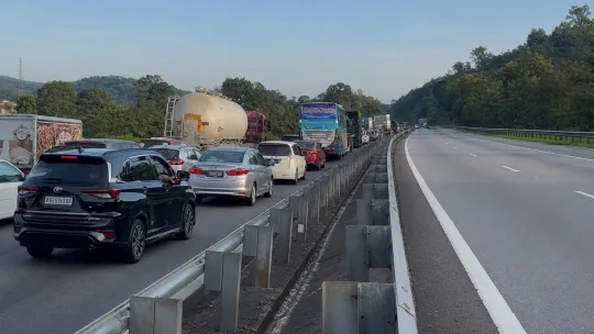 Lori terbalik lumpuhkan aliran arah Utara