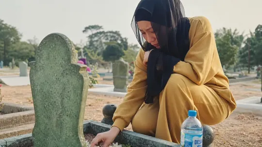 Air Mata Amelina Di Pusara Maya Matahari