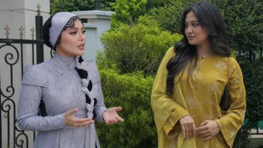 Anak Bangkit Pertahan Maruah Raja Azura