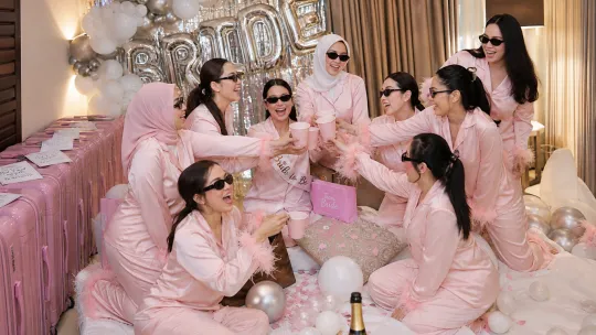 Bella Astillah dan Bridesmaids Teruja Buka Kotak Bagasi Pink