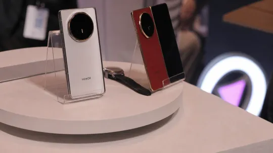 Honor Magic V6 pushes ultra-thin foldable bar