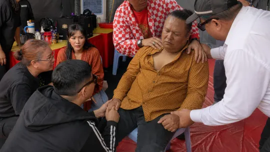 Ropie rebah di lokasi penggambaran luar