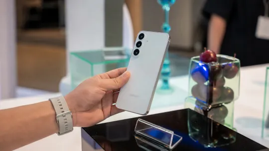 Why the Galaxy S26 FE Misses the Moment