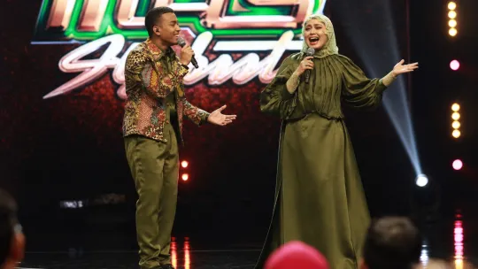 Keanu Azman, Raja Azura Pilih Persediaan Mikro