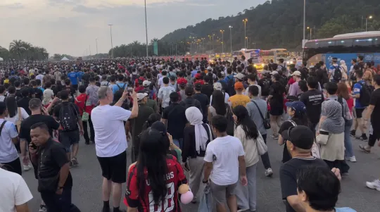 Penonton F1 Terpaksa Berjalan Jauh Akibat Bas Lewat