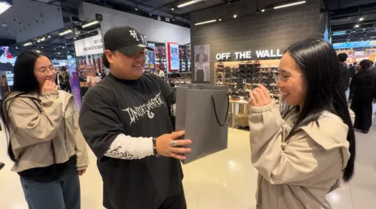 Cik B Teruja Dengan Hadiah Azeva