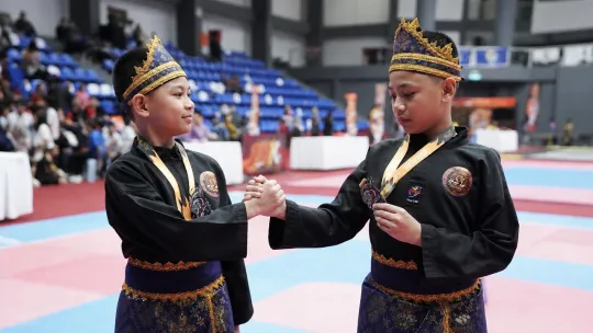 Kembar Pesilat Raih Perak di Titiwangsa