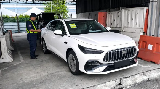 Sedan Hibrid Dikesan di Pelabuhan