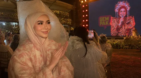 Aina Sebak Menyaksikan Siti Nurhaliza