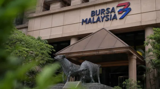 Bursa Bertahan, Risiko Belum Reda