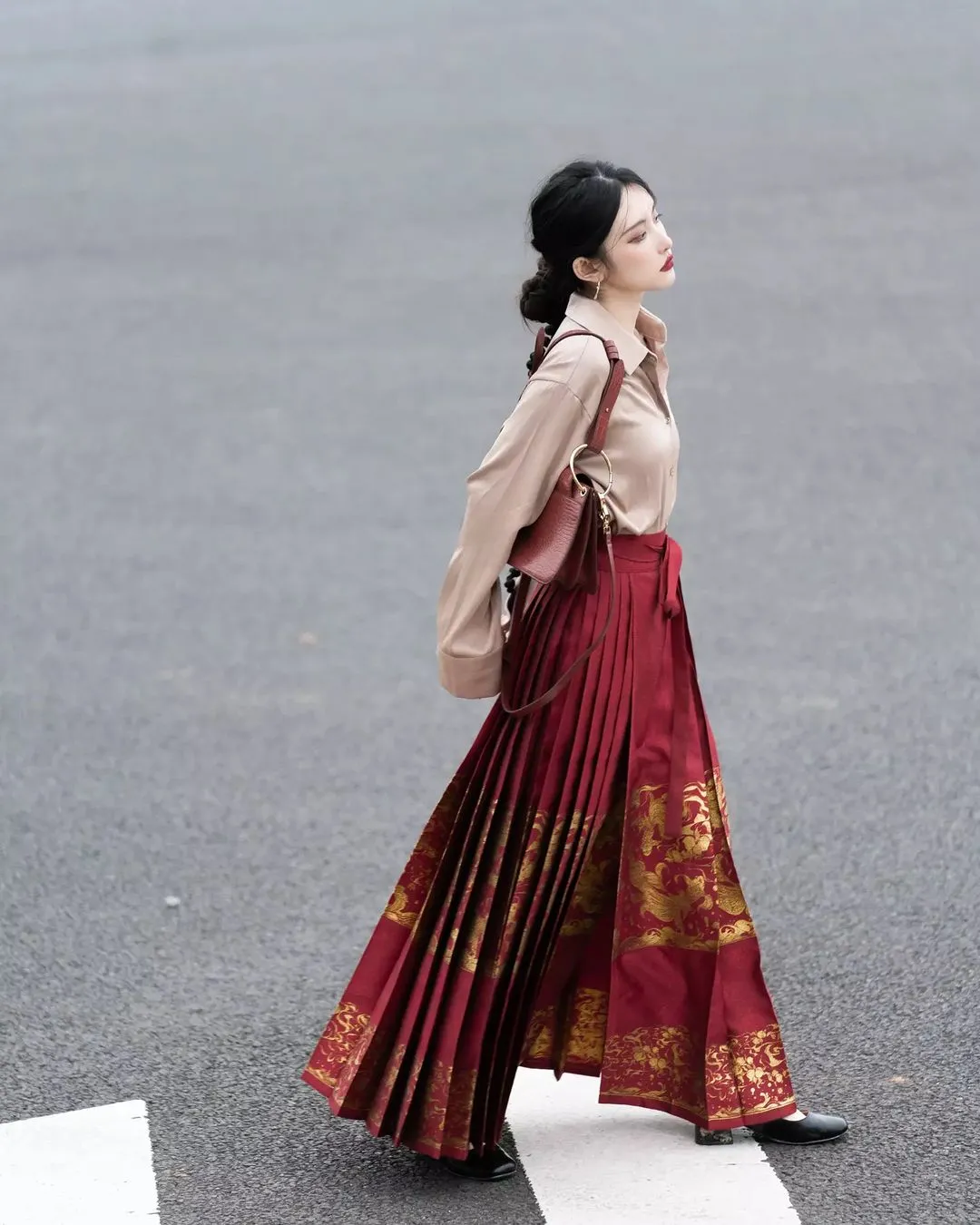 中国🇨🇳明朝汉服与现代时装结合~

#China#Chinese_style #chinese#中国传统#傳統文化#中華風#漢服#漢服日常  #汉服#汉服挑战#汉服摄影 #ChineseCostume #漢服チャレンジ#Chinese_style #中国风#中国#ChineseCostume#chinesefashion #ChineseCulture #ChinaStory#Chinese_culture #hanfu_challenge #hanfu#lgbtq #summer #hydrangeafashion  #outfitoftheday  #hanfugirl #hanfuboy #douyin#tiktok #fashion