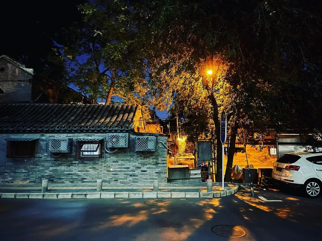 傍晚时分的胡同。2021.10.11.北京