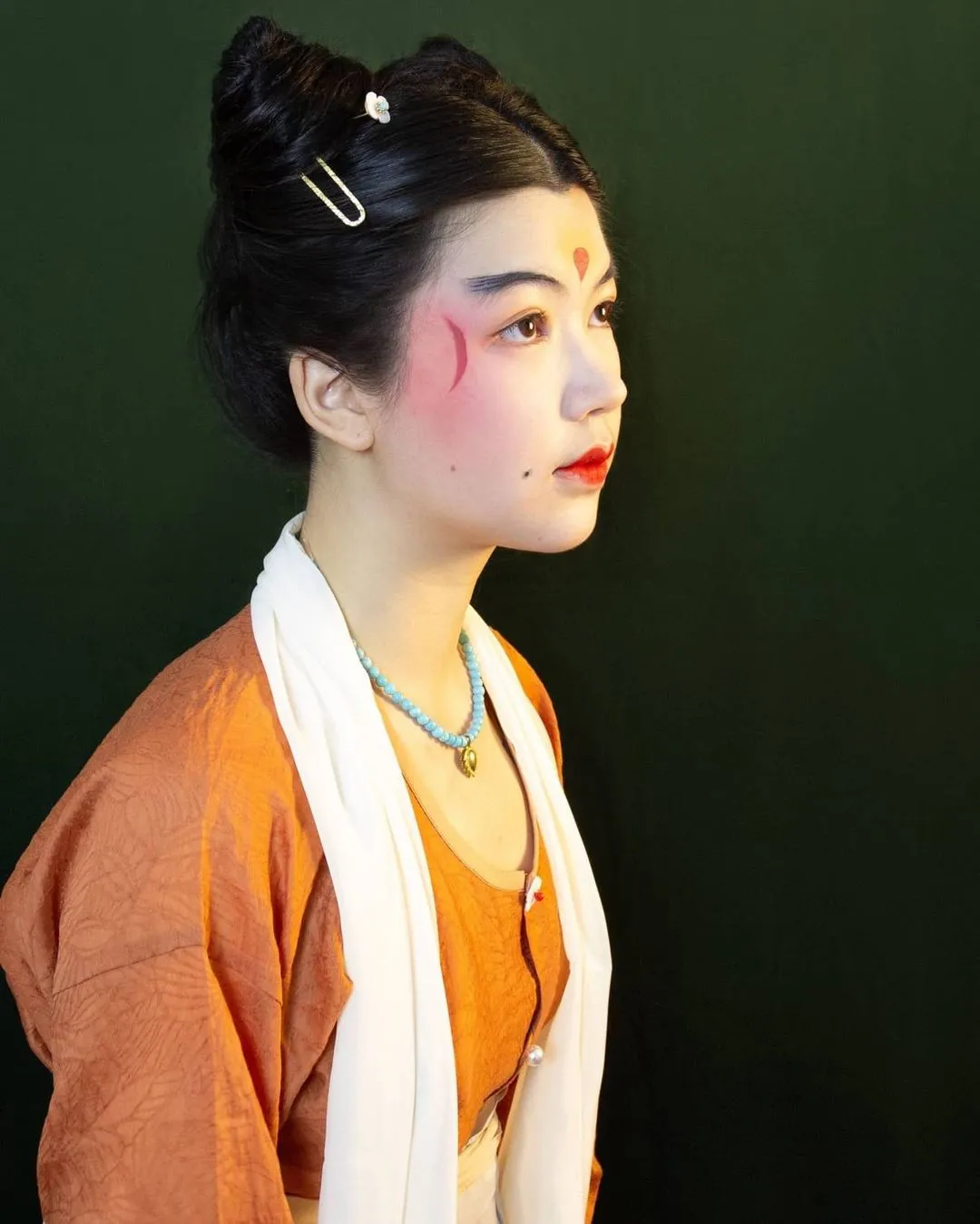 Tang Dynasty
好喜欢这个妆容啊，以前还觉得唐朝的妆发很浮夸艳华跟现代审美太割裂了，现在倒是越来越喜欢了💅
#hanfu #傳統文化 #中華風 #China 
#china #chinese #chineseculture #한푸 #chinesestyle #chinesegirl #汉服#漢服 #traditionalart #girl #chinesetiktok #beauty🇨🇳 #🇨🇳 #traditionalart #hanfudress #ChineseCostume #hanfuphotography #traditionalcostume #traditional#traditionalclothes #traditionalclothing #hanfugirl #dress #traditionaldress #chinesefashion #vedio #color
