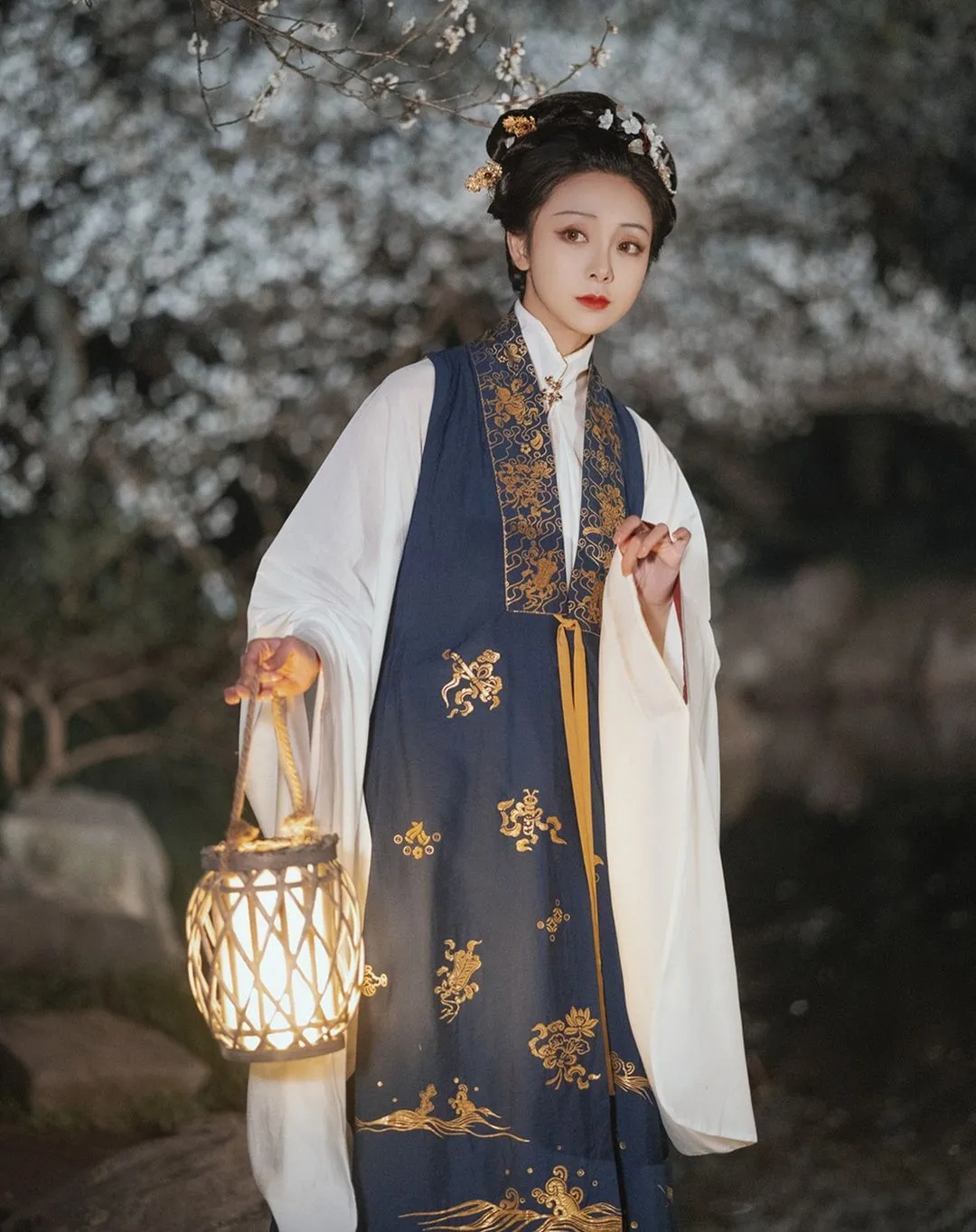 Traditional female clothes• Robe • Ming Dynasty
————
『明製 •斜襟披風』
Artist: 煜月Toto
Photography:绘心_Aries
Makeup: 是初云呀
————
#hanfu #汉服 #漢服 #中国 #elegant #chinesegirl #ChineseCulture #chinesestyle #fashion #traditional #culture #model #dress #chinesedrama #girl #makeup #beauty #art #photography #photoshoot #photo #tiktok #chinese #asia #asian #China #cdrama #hair #hairstyles #beautiful
