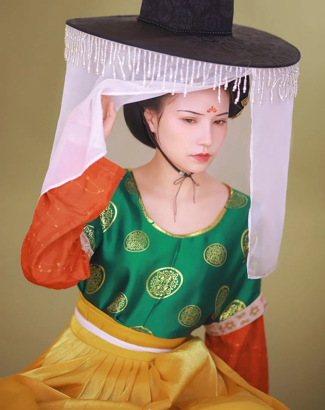 Traditional female clothes • Square-collar half sleeve top & pleated skirt • Tang dynasty
————
『唐製•坦領半臂襦裙』
Artist: 東东__dr
Photography: 柑楠
Clothes:霜翎閣
————
#hanfu #hanfugirl #elegant #chinesegirl #chinesewedding #ChineseCulture #chinesestyle #traditional #culture #model #dress #trending #girl #makeup #beauty #art #photography #photoshoot #photo #tiktok #chinese #asia #asian #China #cdrama #hair #beautiful #汉服 #漢服 #中国