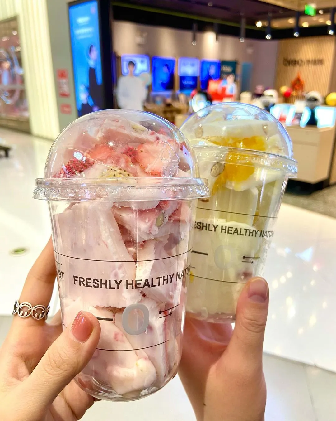 好好地有仪式感的跨了个年 
没那么热烈 但有一种安心和踏实
永远对感受到善意的人没有防备
2022年 去实现愿望吧
也替善良的小姐姐许个愿 
希望她结果是好的 遇见的是好人