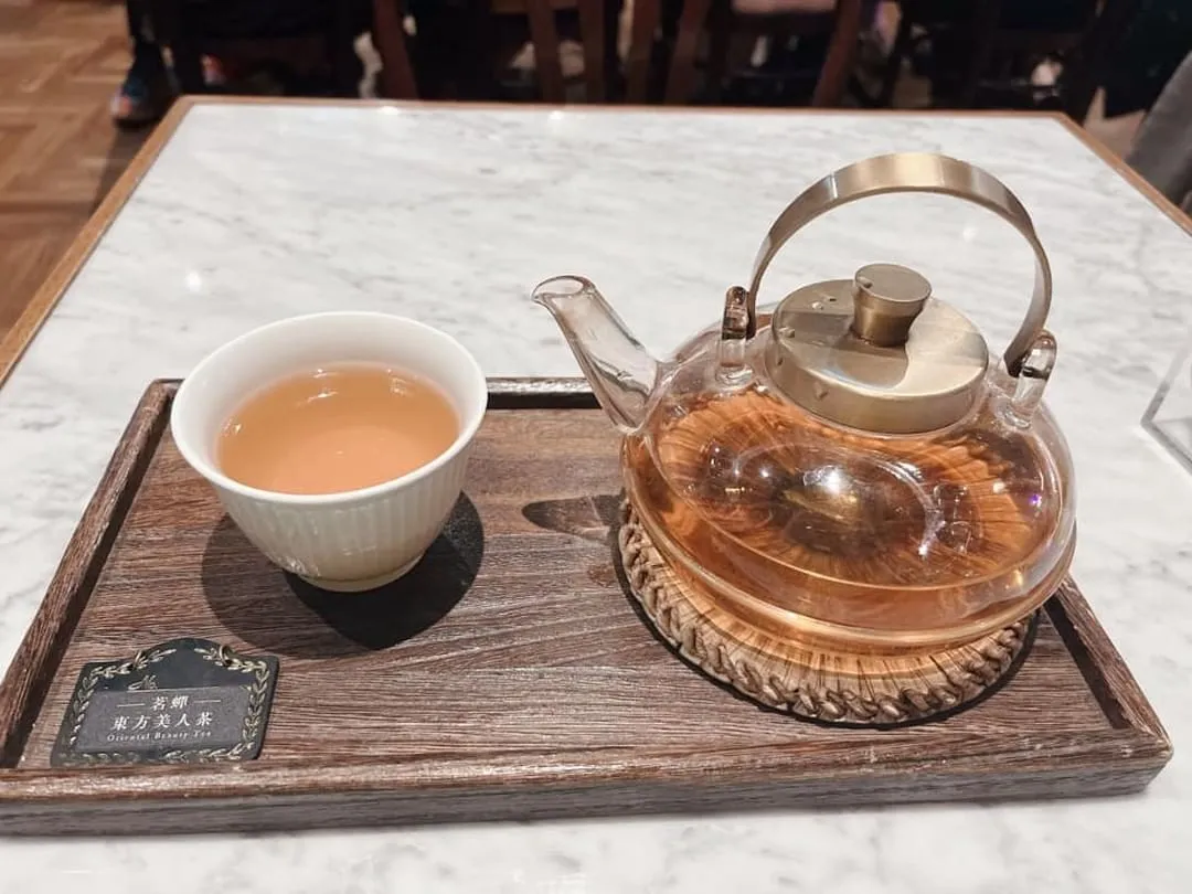 好久沒喝到東方美人茶～
還記得是在課本學到這種茶葉
然後瘋狂去點一杯東方美人茶
