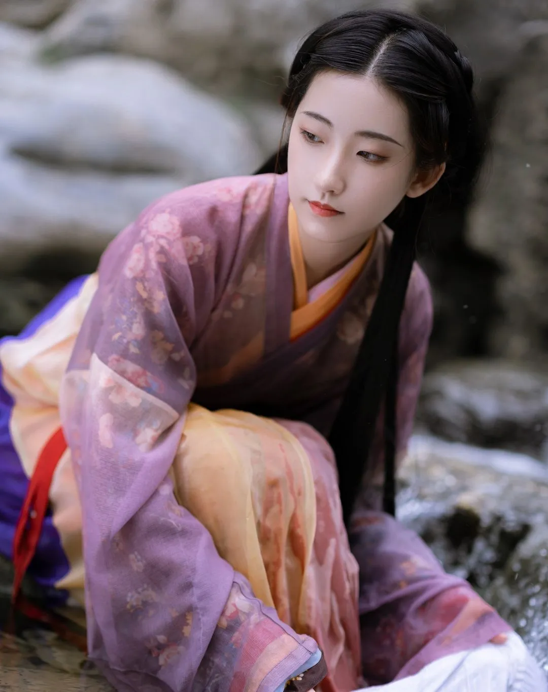 Traditional female clothes •Zhiju • Han Dynasty(202 BC–220 AD)
————
『漢製•浣绾』
Artist: xinyi
Photography: 白清更
Clothes: 司南閣
————
#hanfu #hanfugirl #汉服 #漢服 #中国 #elegant #chinesegirl #chinesewedding #ChineseCulture #chinesestyle #traditional #culture #model #dress #trending #girl #makeup #beauty #art #photography #photoshoot #photo #tiktok #chinese #asia #asian #China #cdrama #hair #beautiful