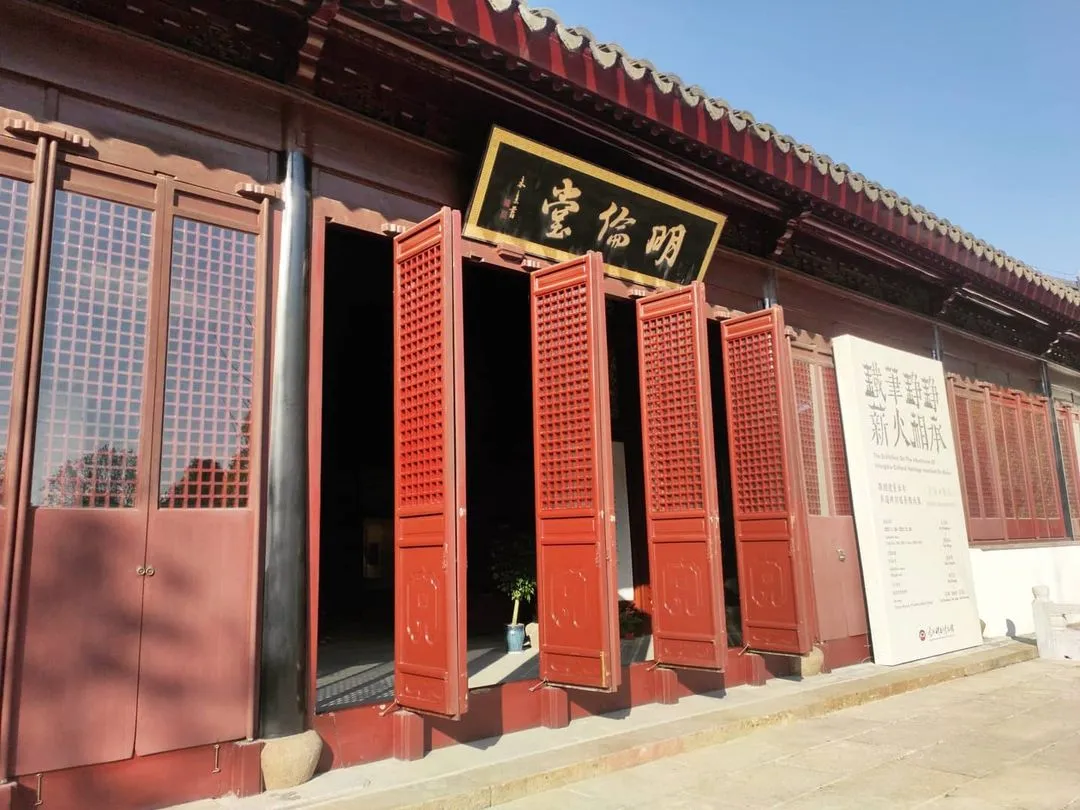 文庙现有面积仅为当时的六分之一，保留下来的重要建筑有棂星门，戟门，大成殿，崇圣祠，七星池，明伦堂等，另有数十棵古银杏及廉石、文天祥石刻等文物点缀其间。现被用作苏州市碑刻博物馆，馆内的“天文图”，“地理图”，“帝王绍运图”和“平江图”碑，简称为“天，地，人，城”四大宋碑，均为南宋刻石。

#中国旅游 #江苏苏州 #苏州美食 #苏州旅游 #网红打卡地 #china #suzhou  #chinatravel #chinatrip #photography #photowall #photoshop #chinainstagram #jiangsusuzhou #shantangstreet #suzhoufood #苏州古城 #姑苏城 #文物古迹 #苏州文庙 #苏州碑刻博物馆 #博物馆