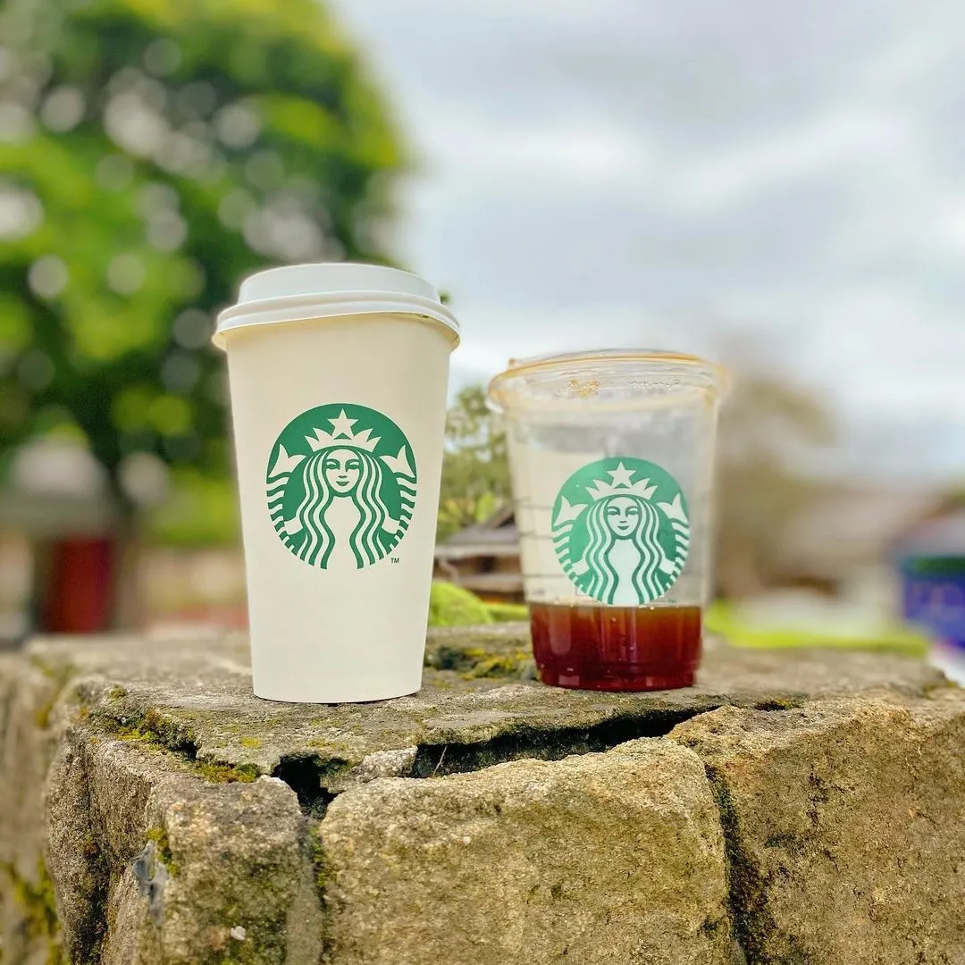 #starbucks #草山門市starbucks #美味しい  #士林景點 #文化大學 #抹茶拿鐵 #冰咖啡 
✩
10/18是公司旅遊
陽明山一日遊
✩
週一的早晨
開著車
望向眼前烏雲密布的天空
卻
沒有憂鬱的心情
更多是開心、愉悅
✩
當你推開門
迎面而來是
熟悉的咖啡香
和熟悉的同事
✩
咖啡店
總有種吸引力
進來的客人
會不知不覺的
在這待上一段時間
✩
我想
這也是
每個開咖啡店
最初的想法
✩