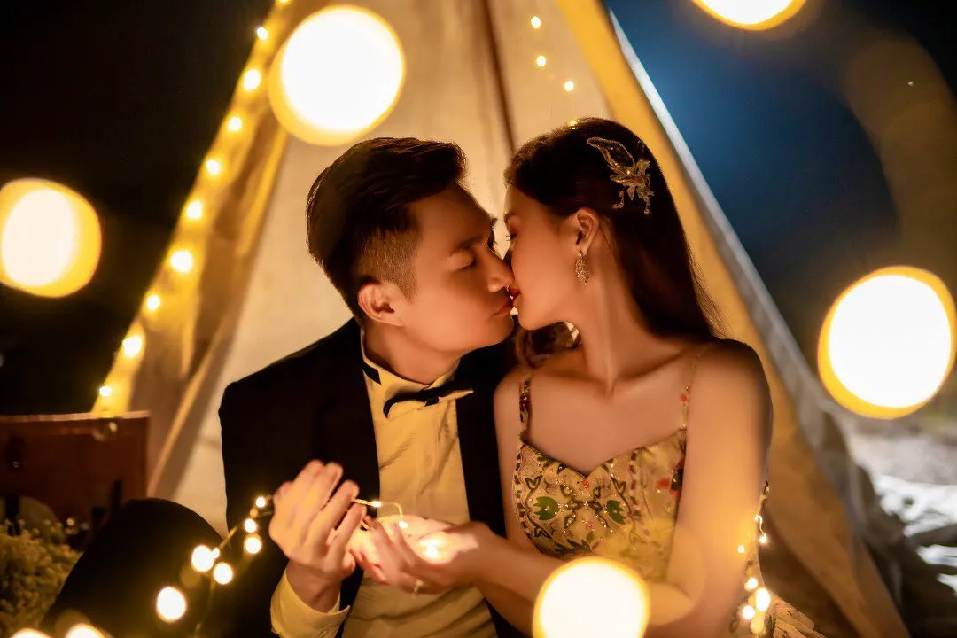 7th周年快乐 相差7年的“大叔”💕

你们遇到一见钟情的人，是怎么搭讪？
他：“我怕如果我下次回来 你已经被抢走了”🤭😳
（我们是朋友亲戚聚会认识）
就这样我们相识24小时就一起了 一直长跑7年到
现在❤️

从我21岁就跟他到现在…21岁大家拥有了什么
我拥有了自由…和安心。
很庆幸这么早就能遇見彼此，爱情不用走什麼弯路…
再还没遇见他之前，我家门禁是10点，不到家我爸就要森气气啦！（约我出去的朋友每次都会失望😂）

感恩现在的生活，感谢有你🌸
以后的路继续彼此信任，相爱相杀，互相成就，相伴到老🥰

19102021