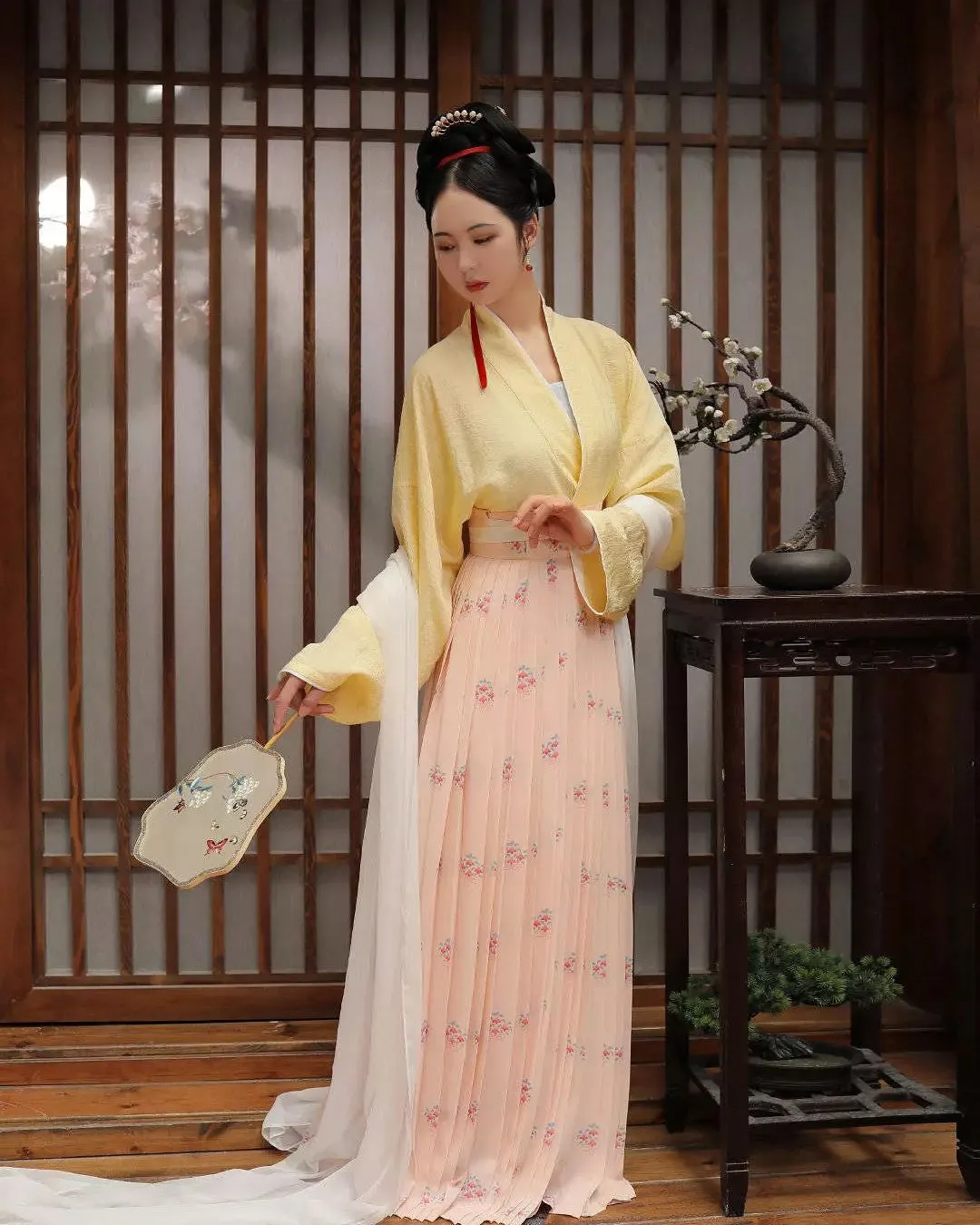 中国🇨🇳汉服
来源：昼雪传统服装
#China#Chinese_style #chinese#中国传统#傳統文化#中華風#漢服#漢服日常  #汉服#汉服挑战#汉服摄影 #ChineseCostume #漢服チャレンジ#Chinese_style #中国风#中国#ChineseCostume#chinesefashion #ChineseCulture #ChinaStory#Chinese_culture #hanfu_challenge #hanfu#lgbtq #summer #hydrangeafashion  #outfitoftheday  #hanfugirl #hanfuboy #douyin#tiktok #fashion