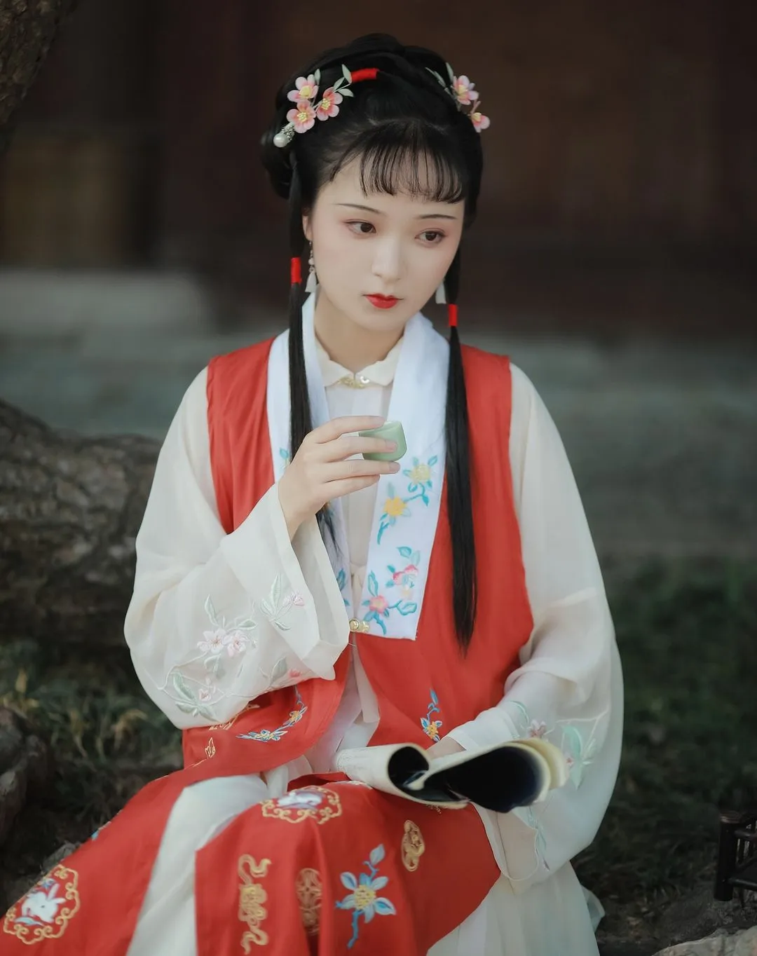 Traditional female clothes • Long sleeves windbreaker • Ming dynasty
————
『明製•翻領披風』
Artist: 子瞬
Photography: 子瞬
Clothes:漢式美學館燕裳頌
————
#hanfu #hanfugirl #汉服 #漢服 #中国 #elegant #chinesegirl #chinesewedding #ChineseCulture #chinesestyle #traditional #culture #model #dress #trending #girl #makeup #beauty #art #photography #photoshoot #photo #tiktok #chinese #asia #asian #China #cdrama #hair #beautiful