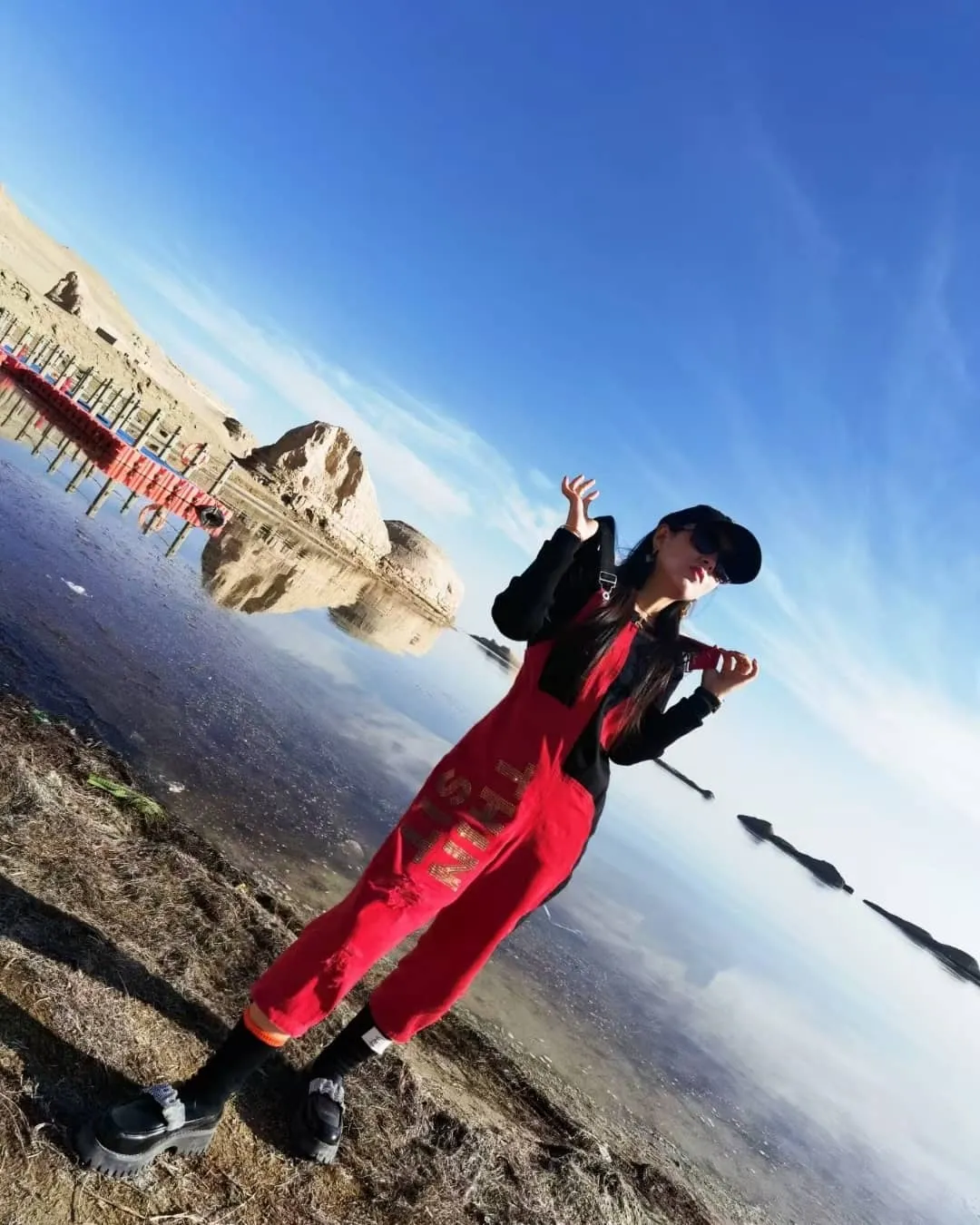 2021.#青海 #qinghai #水上雅丹  #水上魔鬼城 #demoncastle #yadanlandform
一脚油门浪青甘，大西北环线☀第③站
途径315最美国道➕无边戈壁滩后到达 ☟
天至蓝 ●  水至碧 ●● 天使魔鬼之城●
 千万年沧海桑田形成的独特风蚀性地貌
  无垠荒漠中"凭空"而出的一片"汪洋"...
 是戈壁滩上的碧玉，更是遗落的世界...
#qinghai #travel #traveltheworld #travelblogger #traveling
