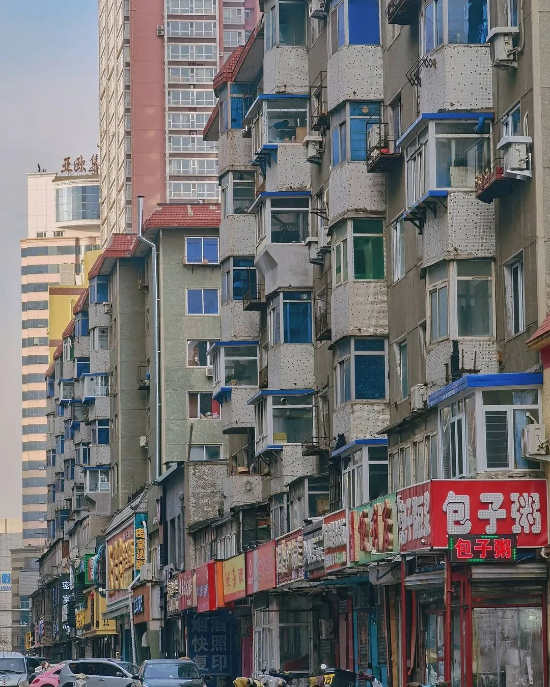 与繁华街道一墙之隔的老房子。
#舊物 #老建築 #oldbuildings #shenyang