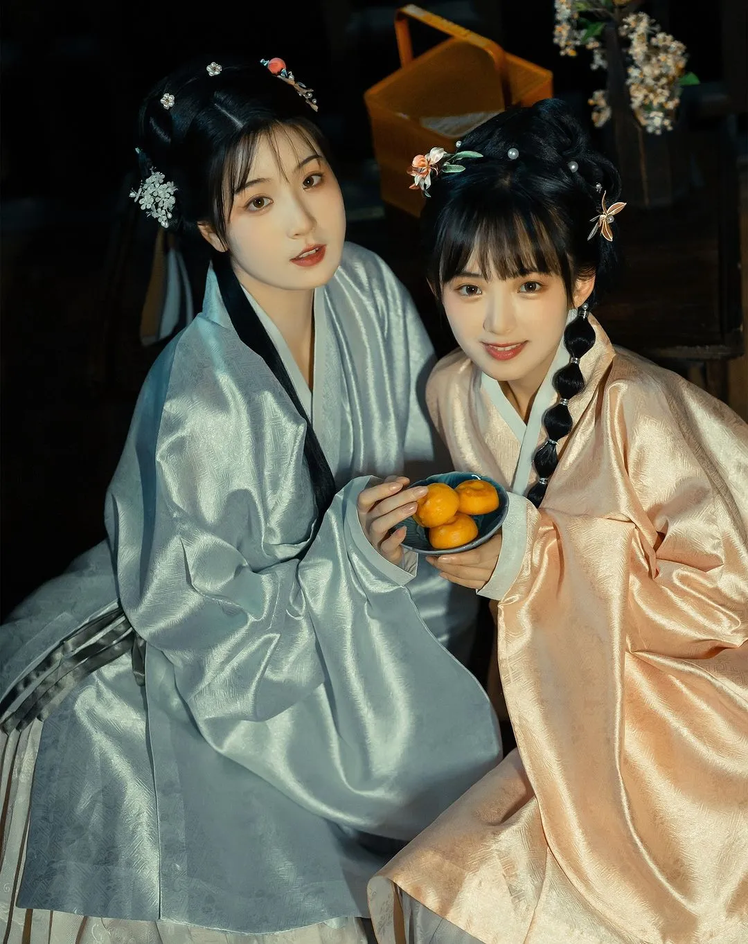 Traditional female dress • Y-neck blouse & Silk Skirt • Ming Dynasty
————
『明製漢服•交領琵琶袖短袄 &褶裙』
Artist: 我是金儿呀 & 莉莉崽w
Photography: 刘焉见
Makeup: 空山常在
————
#hanfu #汉服 #漢服 #中国 #elegant #chinesegirl #ChineseCulture #chinesestyle #love #traditional #culture #wedding #dress #chinesedrama #girl #makeup #beauty #art #photography #photoshoot #photo #tiktok #chinese #asia #asian #China #cdrama #hair #hairstyles #beautiful