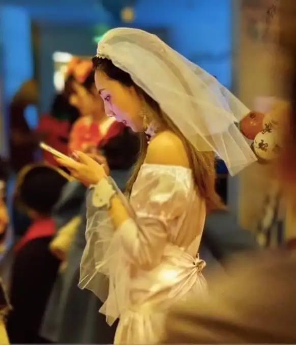 被偷拍的一张，我还挺喜欢的呢😊
Today I'm the ghost bride~