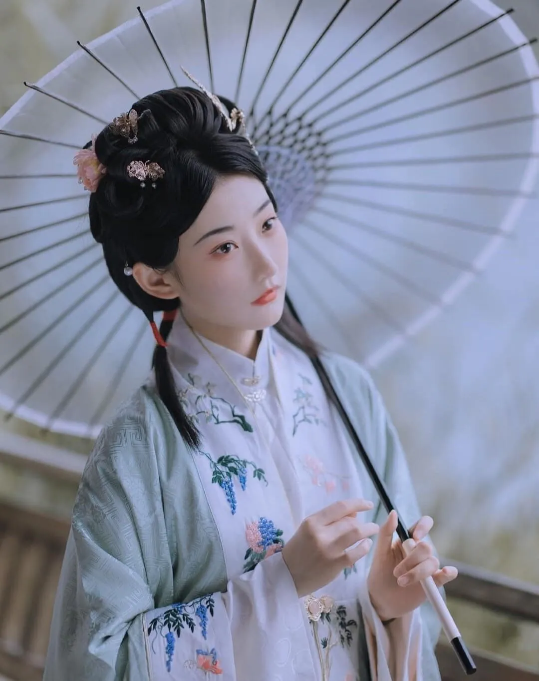 Chinese traditional clothes • cloak • Ming Dynasty
————
『明代•直領對襟披风』
Artist: 潘潘爱吃火锅
Photographer:若寒Rock
Makeup: 白茶过隙
Clothes:踏雲館傳統服飾
————
#hanfu #汉服 #漢服 #中国 #elegant #chinesegirl #ChineseCulture #chinesestyle #fashion #traditional #culture #model #dress #chinesedrama #girl #makeup #beauty #art #photography #photoshoot #photo #tiktok #chinese #asia #asian #China #cdrama #hair #hairstyles #beautiful
