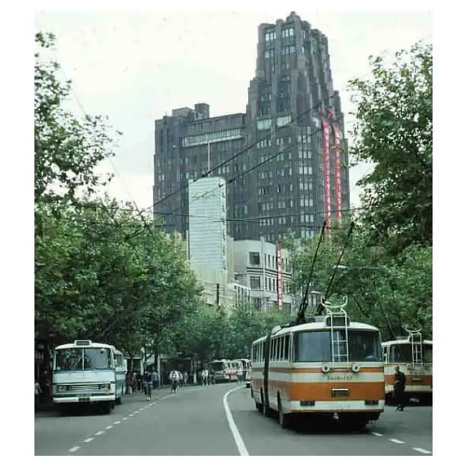 南京西路 1981年

#上海 #历史优秀建筑 #上海旅行 #拍照圣地 #上海攻略 #上海旅游 #上海打卡 #shanghai #shanghailife #citywalk #citygram #citystreets #cityphoto #bestcity #citytrip #shanghaistreet #photography #photowall #instameetshanghai #zaishanghai #shanghaitravel #chinatrips #chinastreet #traveler #streetsnap #photoshoot #travelphotography #streetphotography #nanjinwestroad #oldphoto