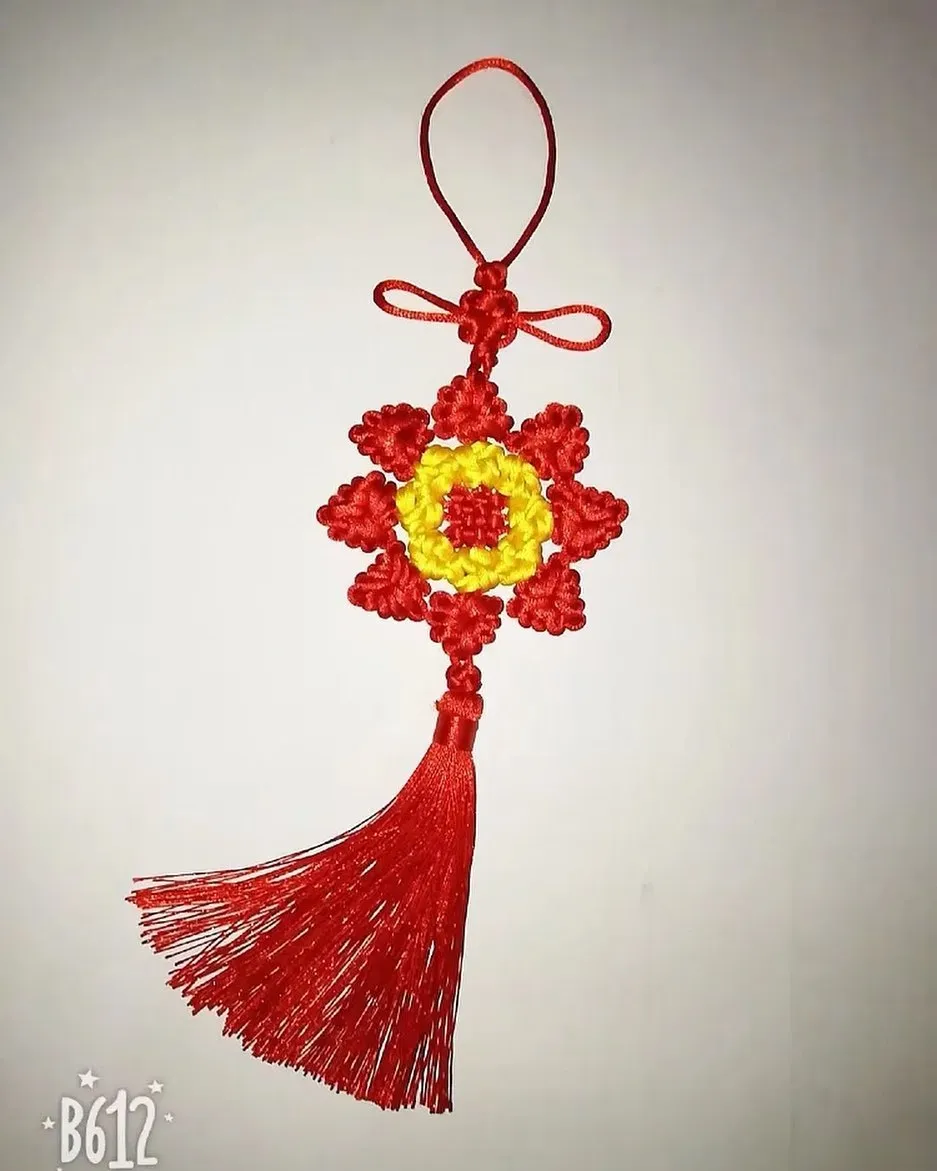 花朵形状的中国结挂件
————————————

图片来自小红书
作者：橙小娴

————————————

。

。

。

#china #中国 #chinese 
#chinesestyle #中国风
#chineseculture #chineseart #beauty  #美丽 #photo  #照片 #manual #handmade #traditionalculture #传统文化 #chineseknot #chineseknotting #中国结 #Knotrope #结绳 #Knot #结 #weaving #编织 #rope #绳结#clothingaccessories #服装配饰 #chine  #จีน
